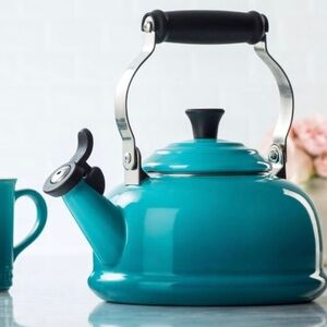 Le Creuset Classic Whistling Kettle With Phenolic Knob